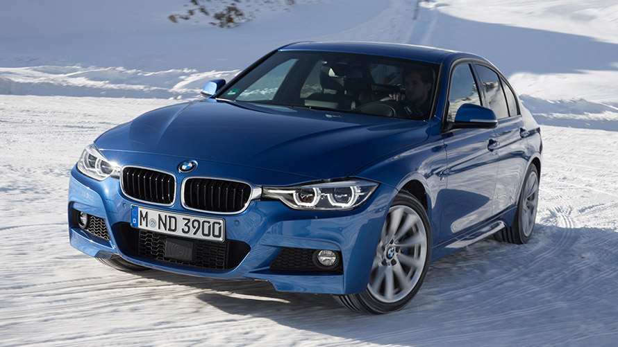 BMW 3-serie Sedan F30 sjätte generationen trefjärdedelsvy framifrån i snö BMW 3-serie BMW 3-serie Sedan F30 sjätte generationen trefjärdedelsvy framifrån i snö