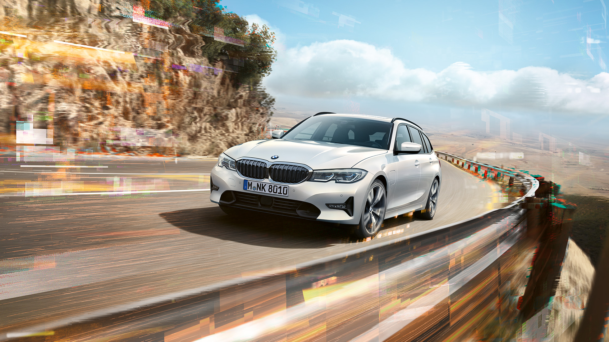 BMW 3-serie Touring, BMW 330e laddhybrid BMW 3-serie Touring, BMW 330e laddhybrid på väg över en bro