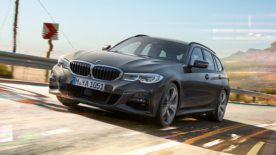 BMW 3-serie Touring (G21) Dravitgrå, sedd snett framifrån BMW 3-serie Touring (G21), Dravitgrå, sedd snett framifrån körande i lantlig omgivning