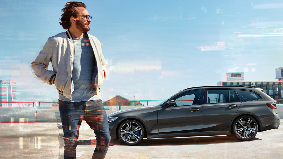 BMW 3-serie Touring (G21), sedd snett framifrån design BMW 3-serie Touring (G21), sedd snett framifrån körande på bro i lantlig omgivning