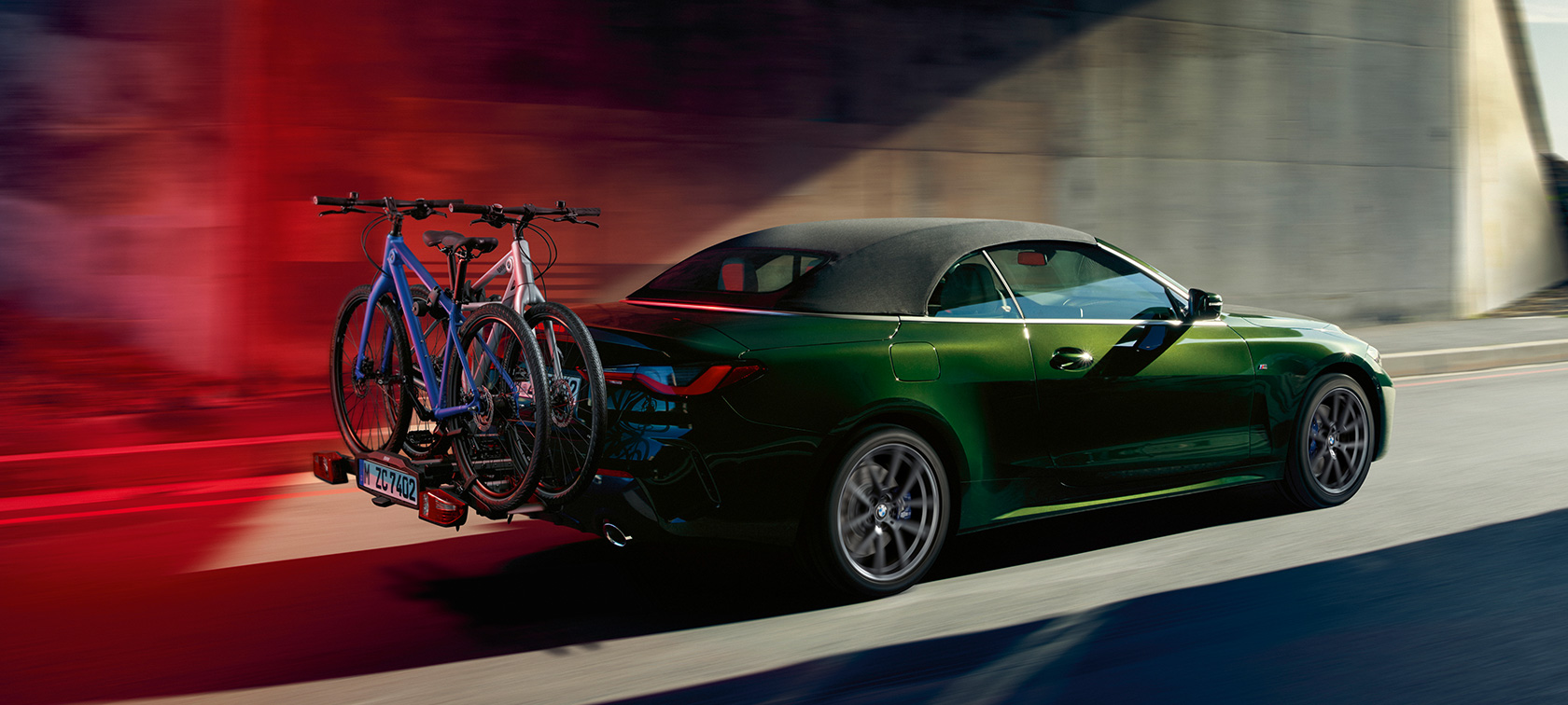 Vy snett bakifrån med BMW bakre cykelhållare Pro 2.0 BMW 4-serie Cabriolet G23 2020 BMW 4-serie Cabriolet G23 2020 Sanremo Green metallic sedd snett bakifrån med BMW bakre cykelhållare Pro 2.0