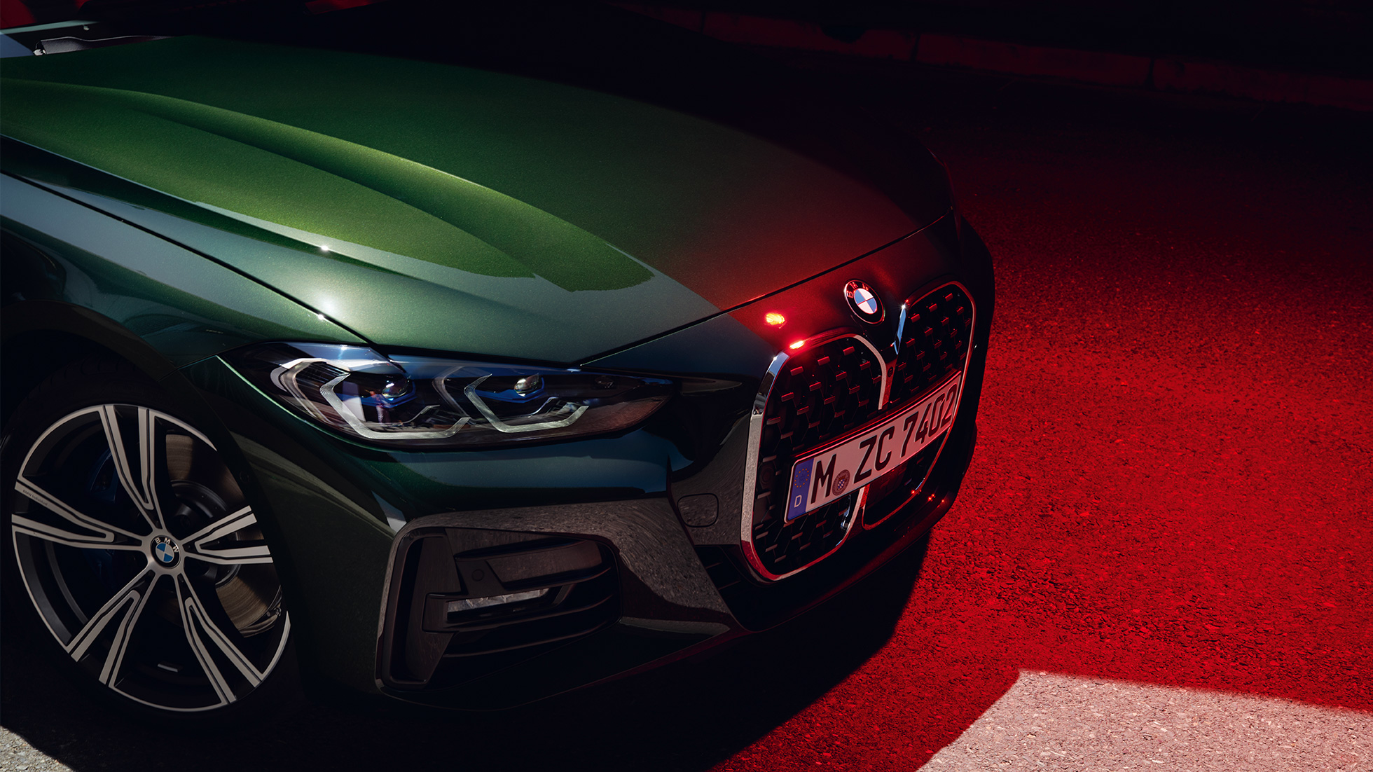 Vy framifrån Dubbelnjure BMW 4-serie Cabriolet G23 2020 BMW 4-serie G23 2020 Sanremo Green metallic, sedd framifrån parkerad närbild dubbelnjurar