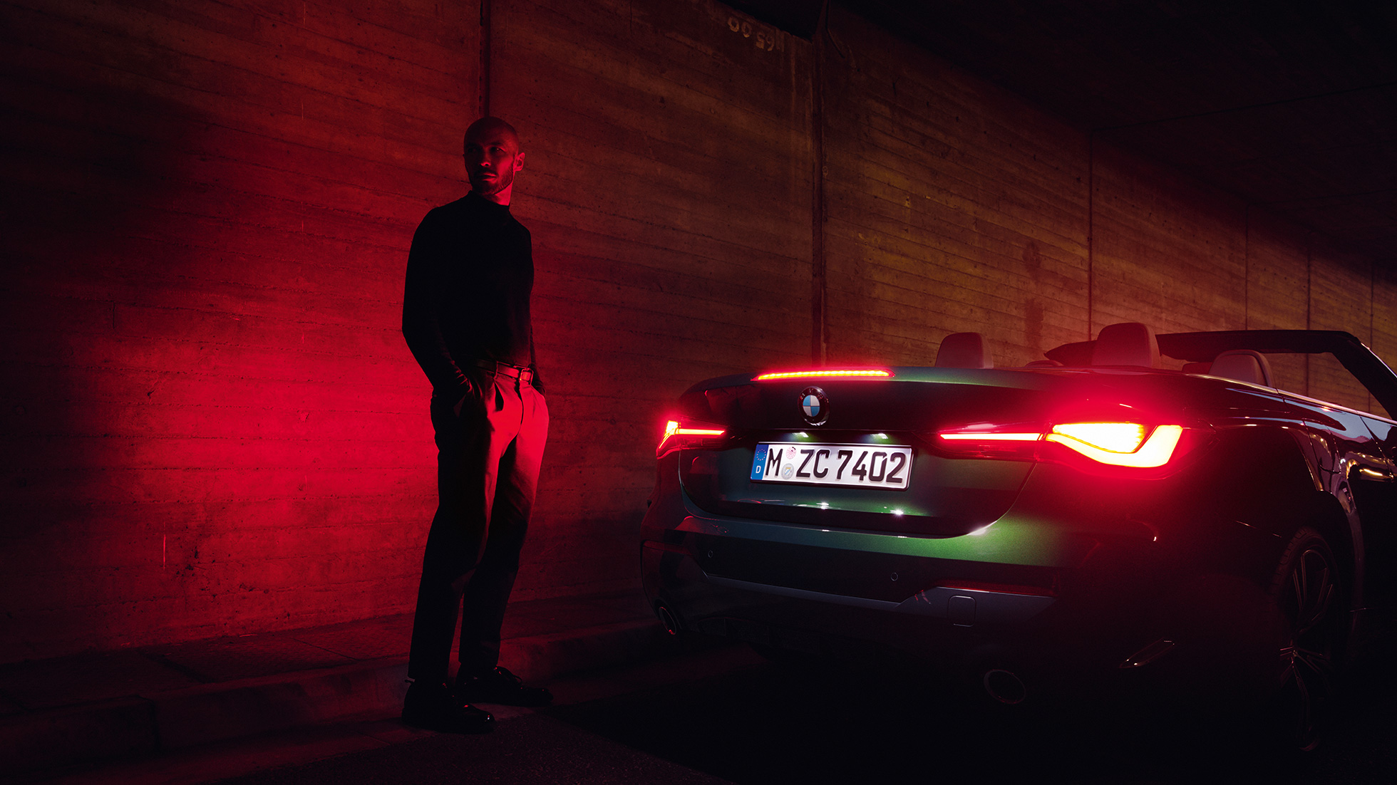 Vy från sidan med öppen sufflett BMW 4-serie Cabriolet G23 2020 BMW 4-serie Cabriolet G23 2020 Sanremo Green metallic, sedd snett framifrån med öppen sufflett