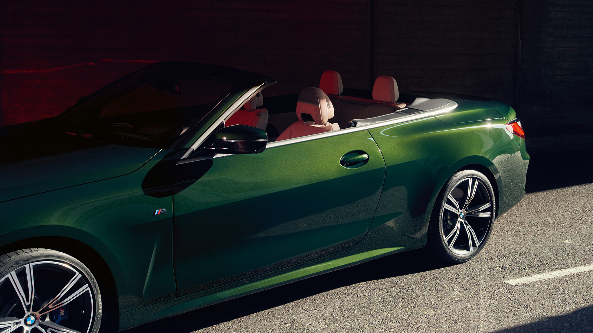 Kvinna kör en BMW 4-serie Cabriolet G23 2020 Kvinna kör en BMW 4-serie Cabriolet G23 2020 Kupé