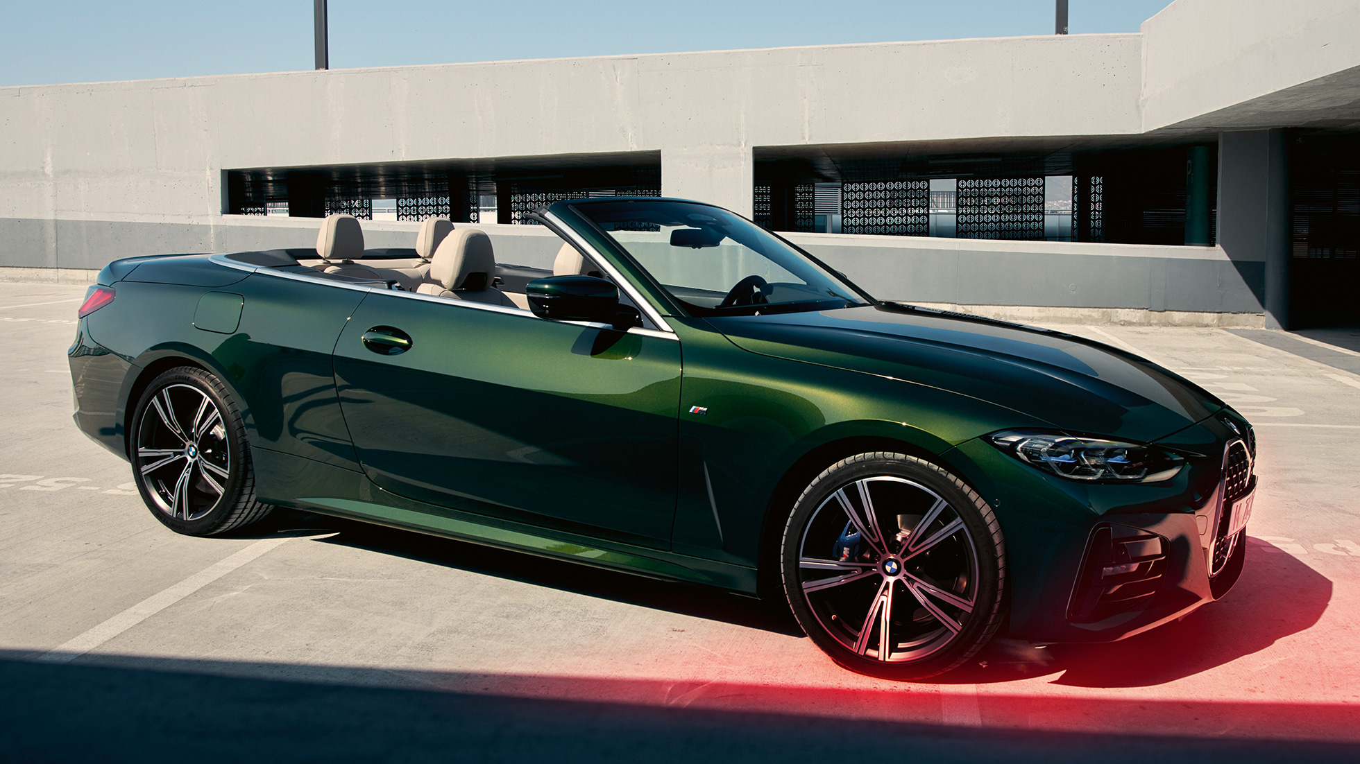BMW 4-serie Cabriolet G23 2020 sedd snett framifrån med man BMW 4-serie Cabriolet G23 2020 Sanremo Green metallic, sedd snett framifrån med man vid sidan av bilen