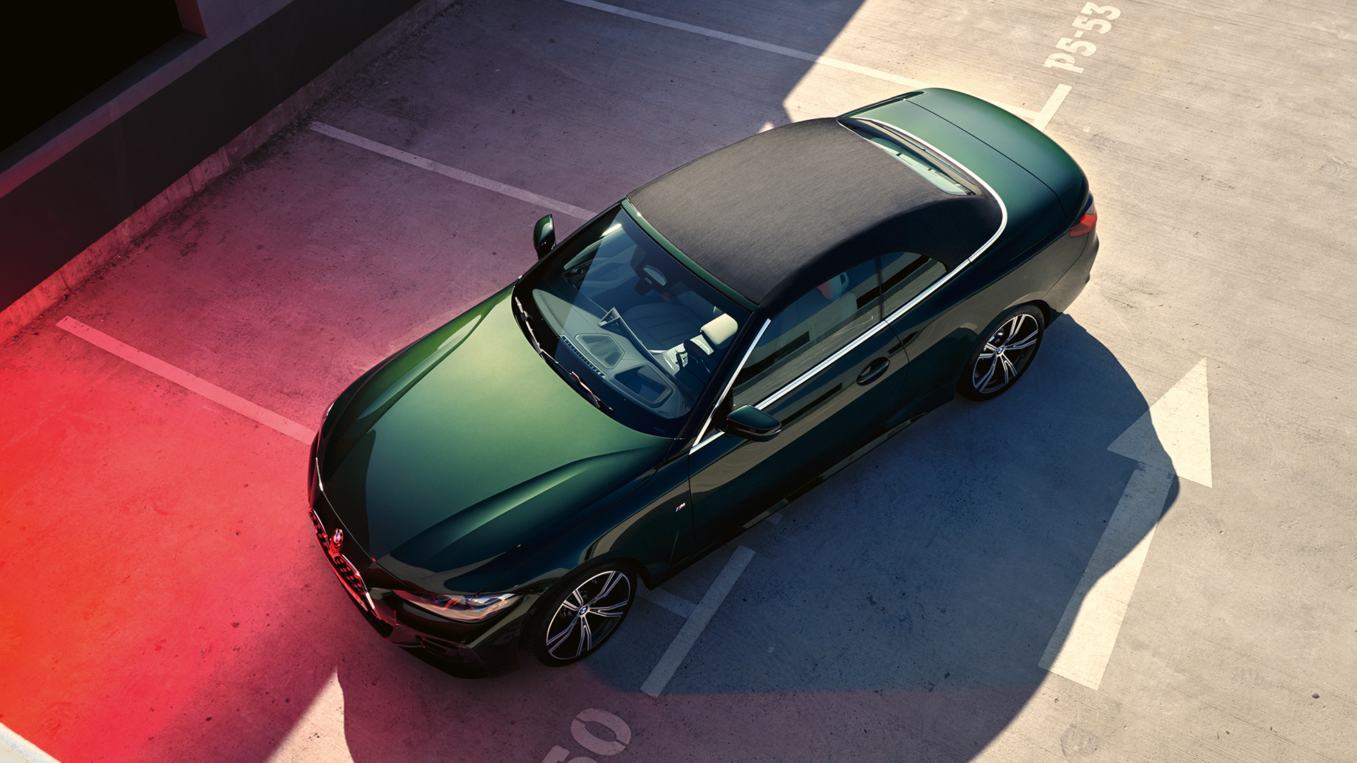 Fågelperspektiv tygsufflett BMW 4-serie Cabriolet G23 2020 BMW 4-serie Cabriolet G23 2020 Sanremo Green metallic sedd ur fågelperspektiv tygsufflett