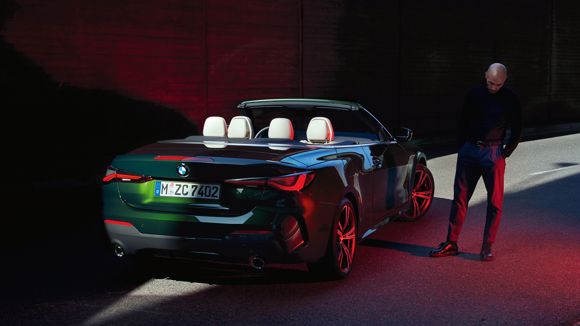 BMW 4-serie Cabriolet G23 2020 sedd snett bakifrån med baklyktor BMW 4-serie Cabriolet G23 2020 Sanremo Green metallic sedd snett bakifrån med baklyktor