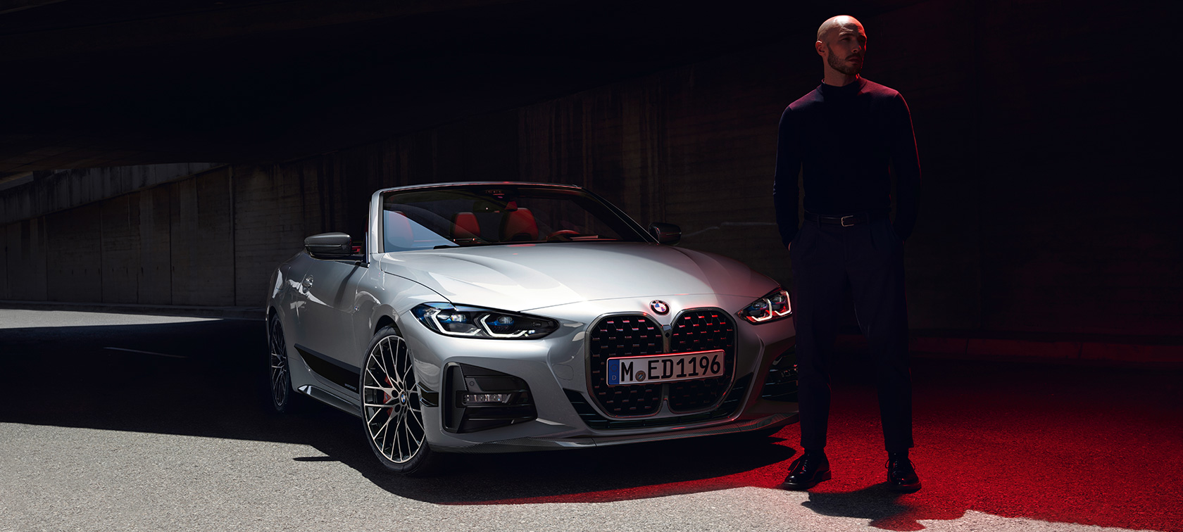 Vy snett bakifrån med BMW bakre cykelhållare Pro 2.0 BMW 4-serie Cabriolet G23 2020 BMW 4-serie Cabriolet G23 2020 Sanremo Green metallic sedd snett bakifrån med BMW bakre cykelhållare Pro 2.0