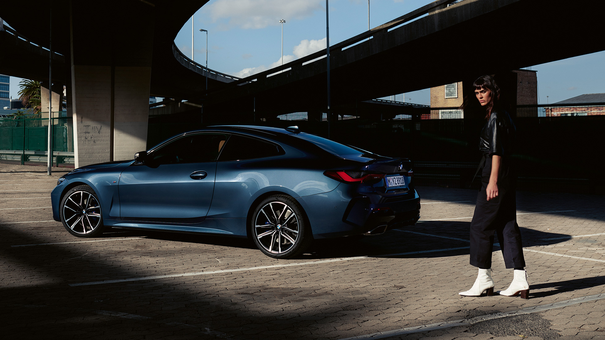 Vy från sidan flytande taklinje BMW 4-serie Coupé G22 2020 BMW 4-serie Coupé G22 2020 Arctic Race Blue metallic, sedd från sidan flytande taklinje