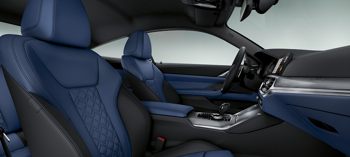 Läderutrustning'’ Fjordblå/svart BMW 4-serie Coupé Individual 2020 G22 Kupé BMW Individual utökad läderutrustning 'Merino’ Fjordblå/svart 4-serie Coupé Individual G22 2020 Kupé Förarplats