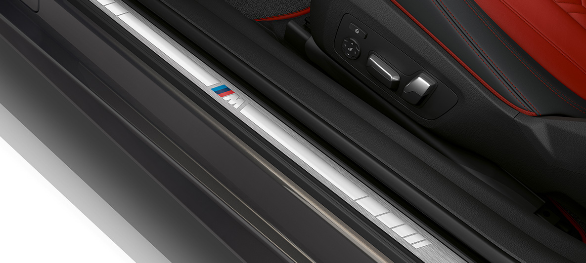 Instegslist BMW 4-serie Coupé G22 2020 Individual Kupé Instegslister med logotyp BMW Individual BMW 4-serie G22 2020 Kupé Förarplats