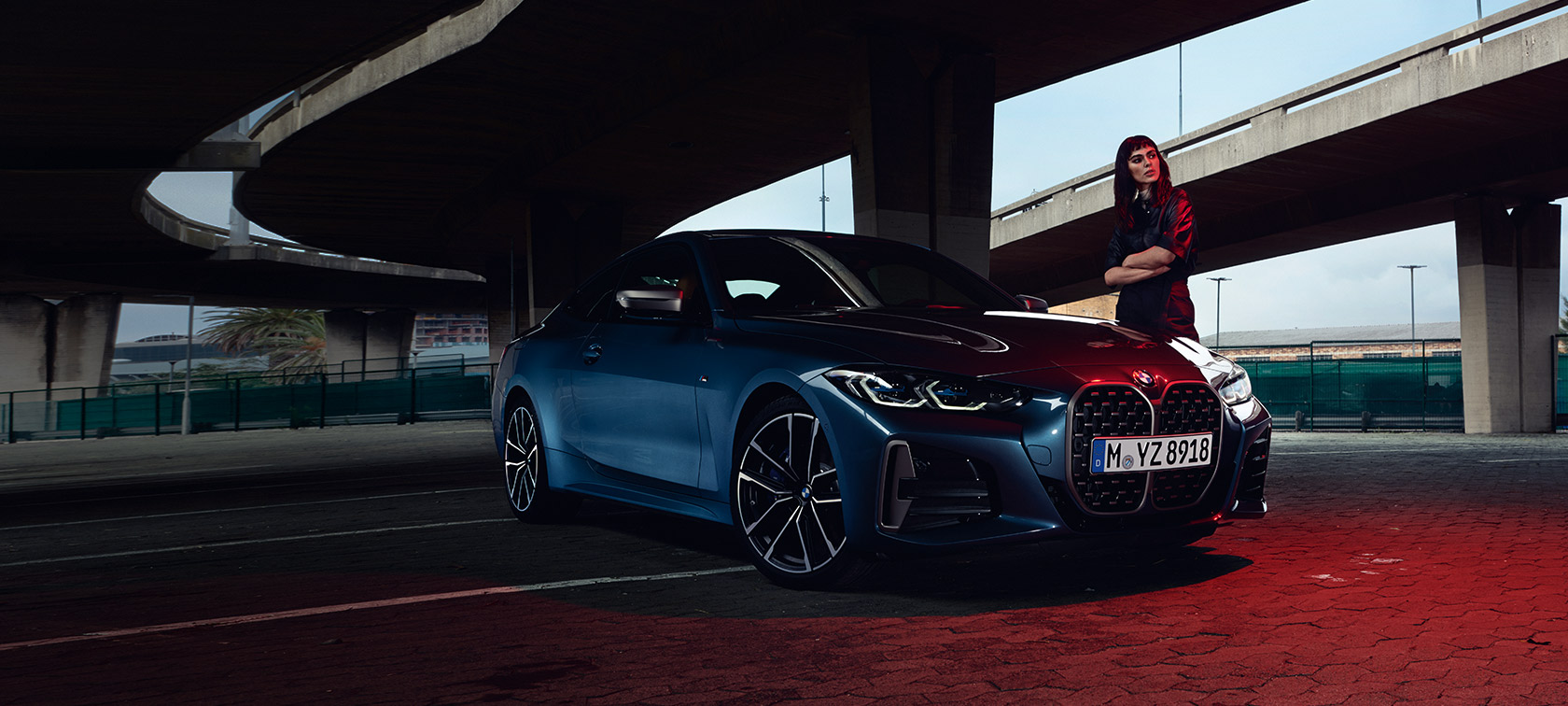 BMW 4-serie Coupé G22 2020 sedd snett framifrån med modell