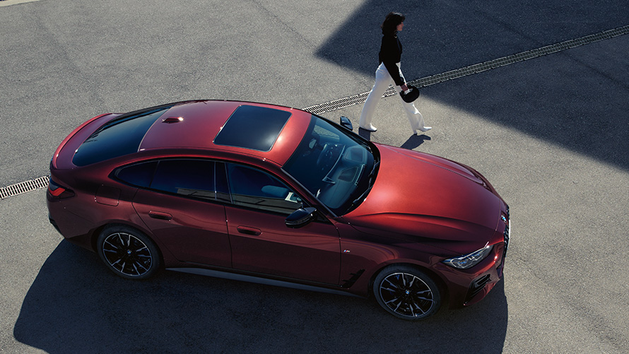 BMW 4-serie Gran Coupé G26 BMW Individual Aventurinröd metallic sedd ur fågelperspektiv BMW 4-serie Gran Coupé G26 BMW Individual Aventurinröd metallic sedd ur fågelperspektiv