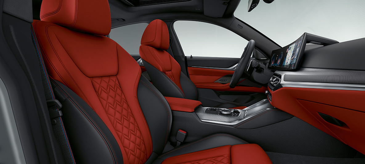 Läderutrustning 'Merino' Fionaröd/Svart BMW 4-serie Gran Coupé G26 2021 Interiör Kupé BMW Individual utökad läderutrustning 'Merino' Fionaröd/Svart BMW 4-serie G26 2021 Kupé Förarplats