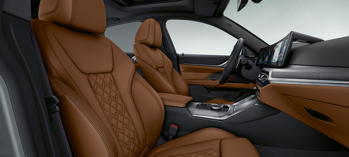 BMW Individual helläderutrustning 'Merino' Tartufo BMW 4-serie Gran Coupé G26 2021 Kupé BMW Individual utökad helläderutrustning ’Merino’ ’Tartufo’ BMW 4-serie Gran Coupé G26 2021 Kupé förarplats