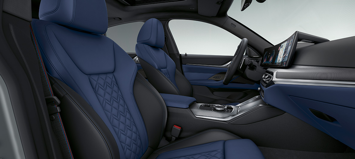 Läderutrustning 'Merino' Fjordblå/Svart BMW 4-serie Gran Coupé G26 2021 Kupé BMW Individual utökad läderutrustning 'Merino' Fjordblå/Svart B BMW 4-serie Gran Coupé G26 2021 Kupé Förarplats