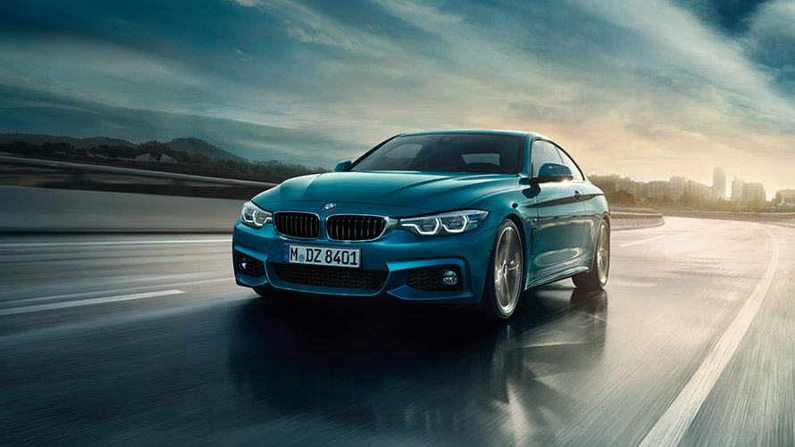 BMW 4-serie Coupé F32 trefjärdedelsvy framifrån på vägen BMW 4-serie BMW 4-serie Coupé F32 första generationen trefjärdedelsvy framifrån på vägen