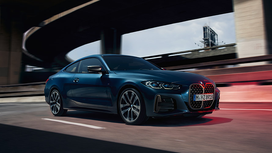 BMW 4-serie Coupé G22 trefjärdedelsvy från sidan på vägen BMW 4-serie BMW 4-serie Coupé G22 andra generationen trefjärdedelsvy från sidan på vägen