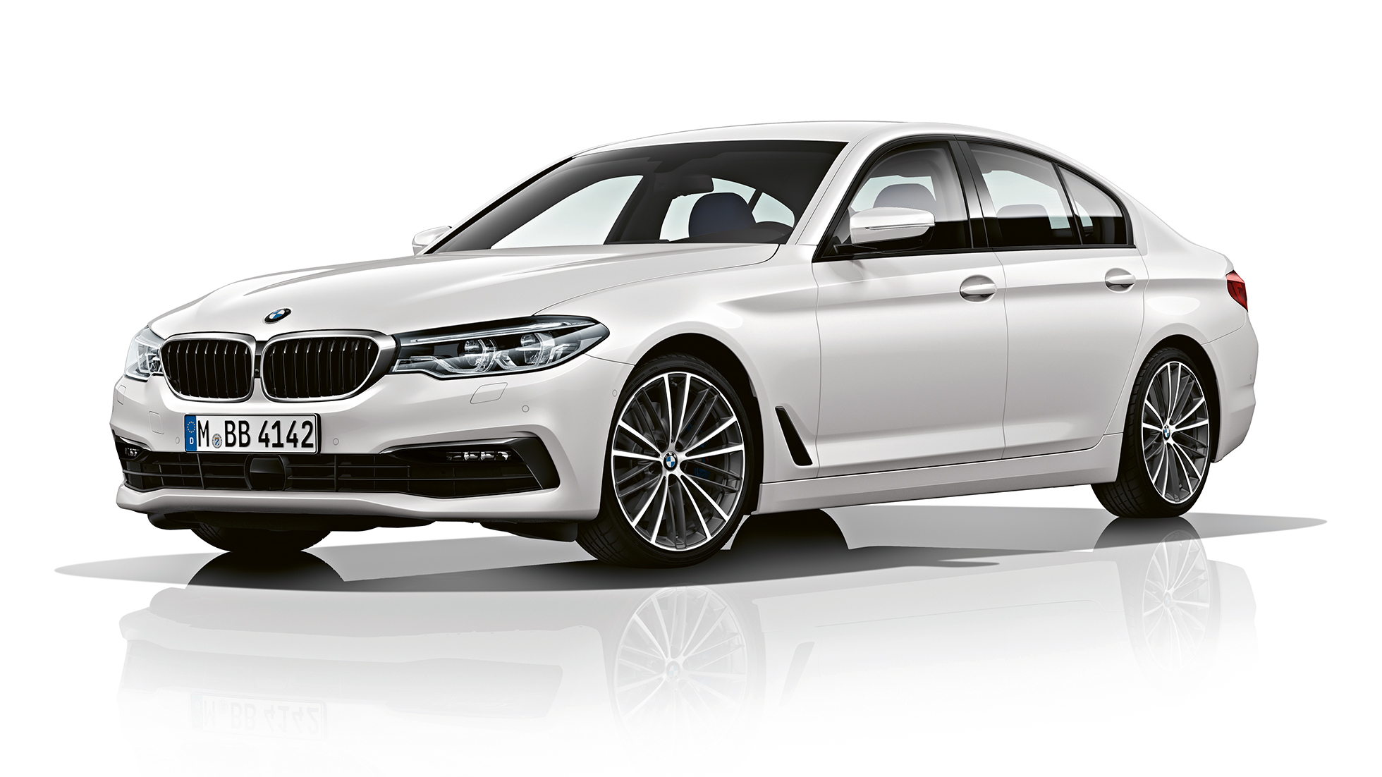 Sport Line trefjärdedelsvy framifrån BMW 5-serie Sedan Sport Line BMW 5-serie Sedan 540i Sedan G30 Alpinvit metallic trefjärdedelsvy framifrån