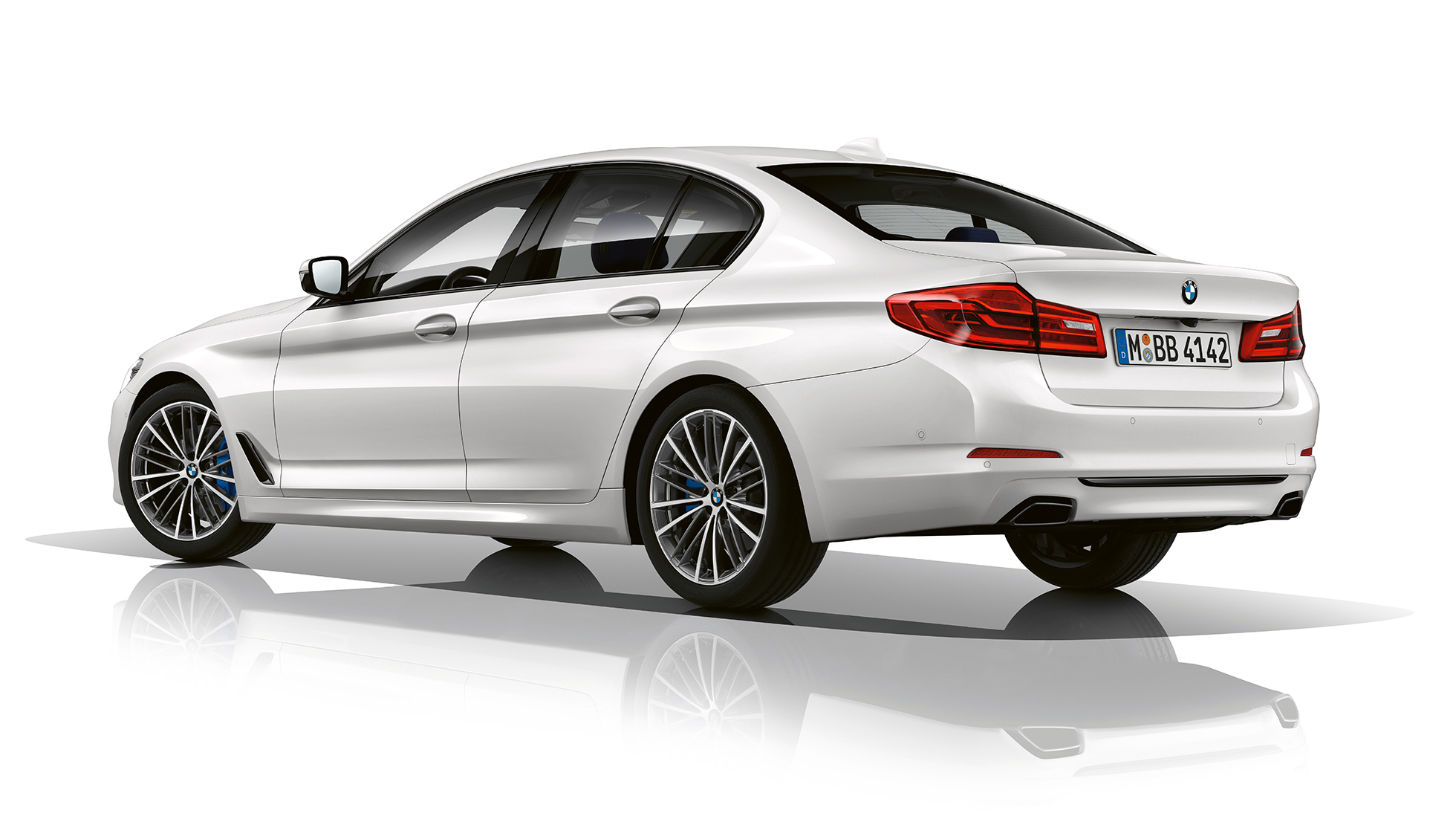Sport Line trefjärdedelsvy bakifrån BMW 5-serie Sedan Sport Line BMW 5-serie Sedan 540i Sedan G30 Alpinvit metallic trefjärdedelsvy bakifrån
