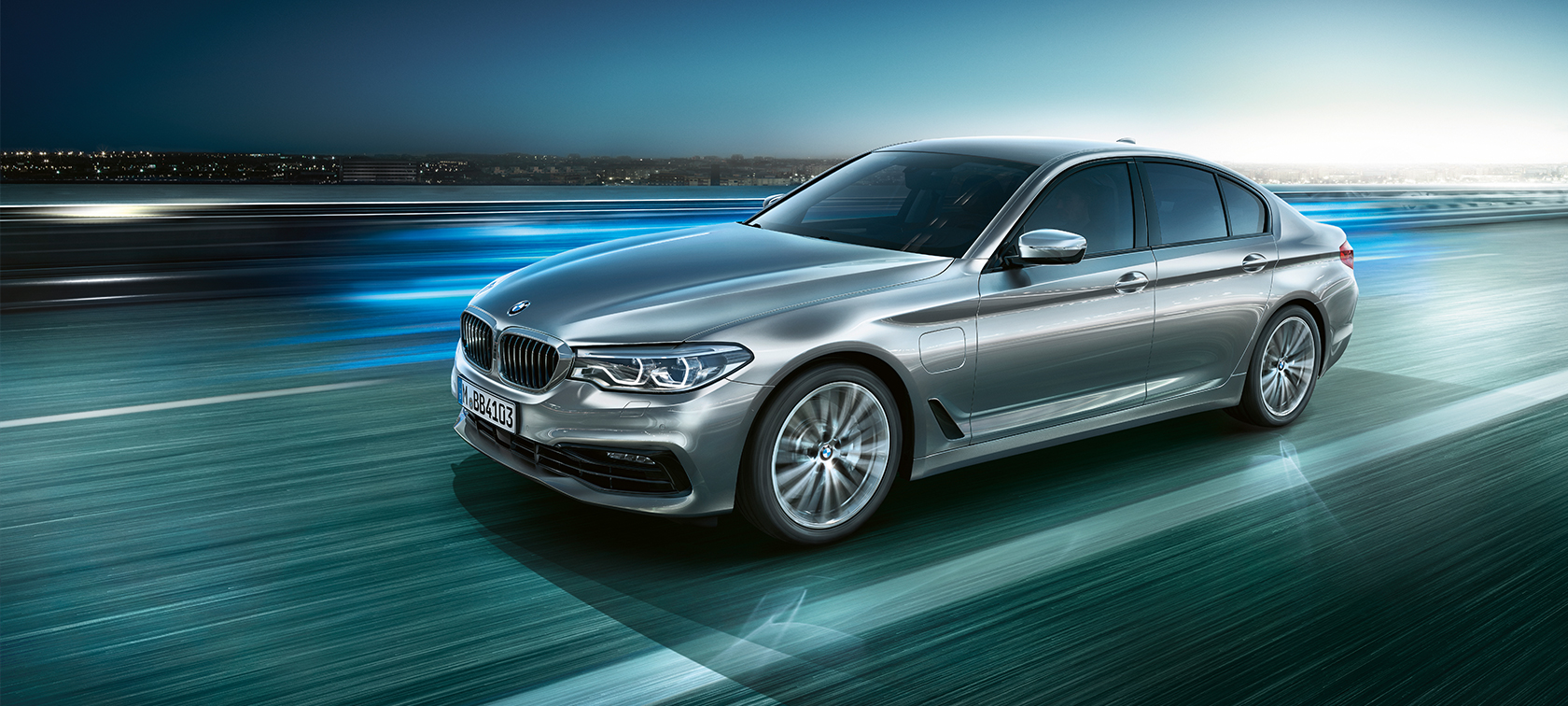 BMW 530e Sedan BMW 530e Sedan bmw 5-serie plug in hybrid Sedan Glaciärsilver metallic trefjärdedelsvy framifrån
