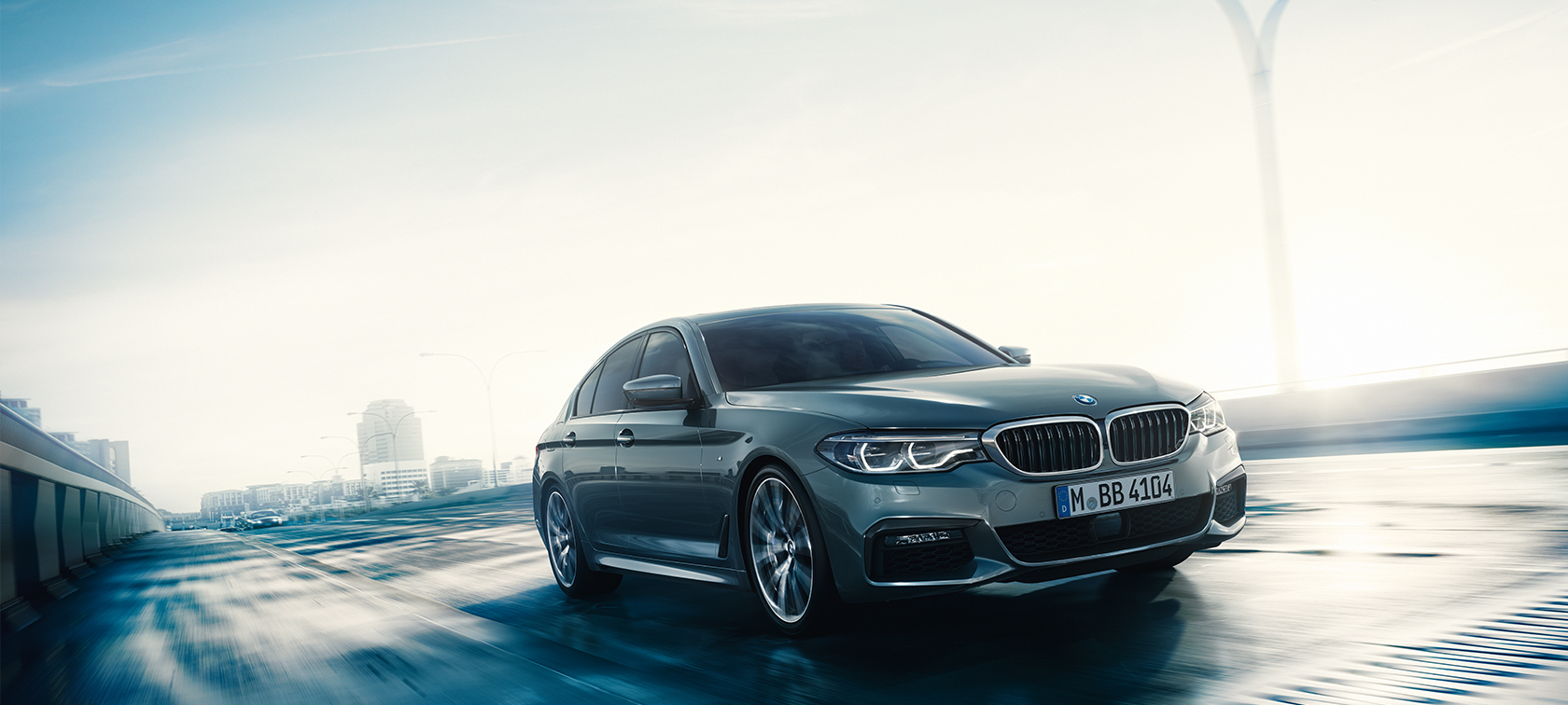 Utföranden utrustning för BMW 5-serie Sedan Utföranden utrustning BMW 5-serie Sedan 540i Sedan G30 Bluestone metallic trefjärdedelsvy framifrån