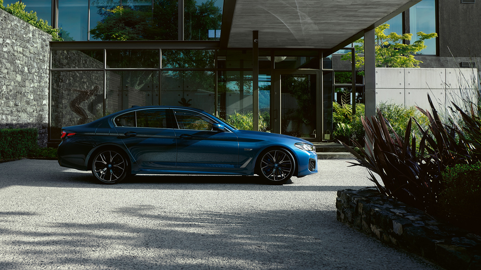 Exteriör BMW 5-serie Sedan G30 BMW 5-serie Sedan G30 Facelift 2020 Phytonicblå sedd från sidan parkerandes
