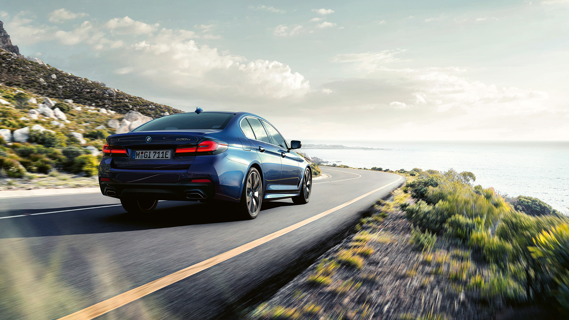 Kördynamik BMW 5-serie Sedan G30 Kördynamik BMW 5-serie Sedan G30 Phytonicblå sedd snett bakifrån körandes