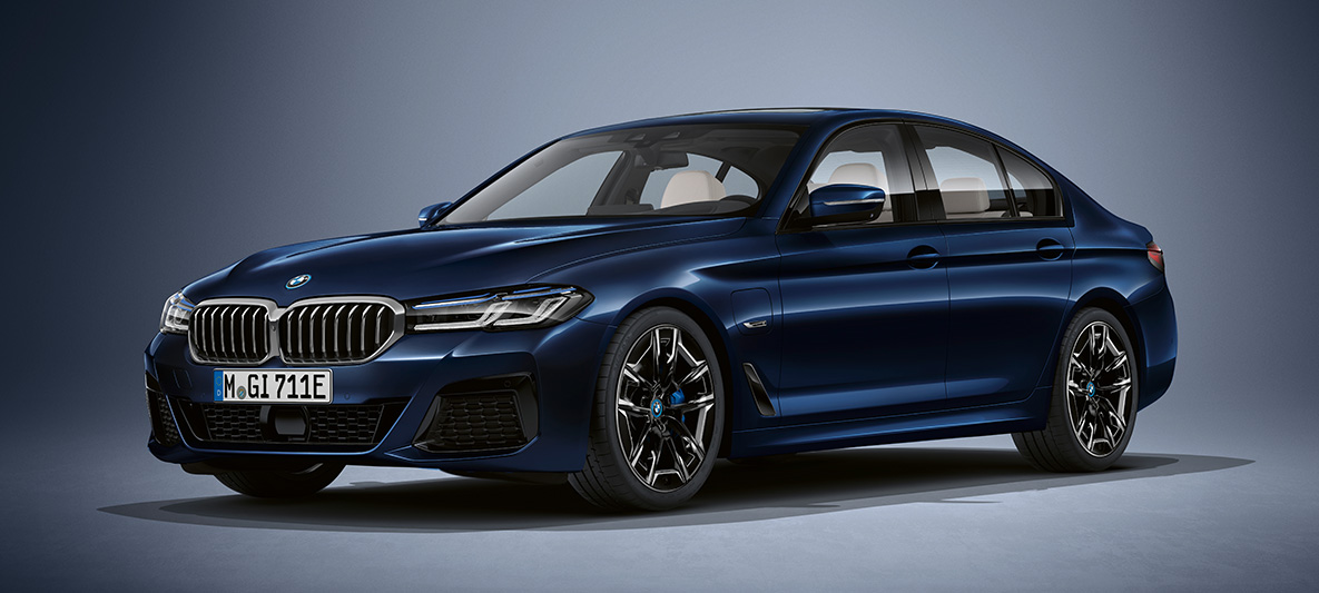 Individual-lackering BMW 5-serie Sedan G30 BMW 5-serie Sedan Individual G30 Facelift 2020 Phytonicblå sedd snett framifrån parkerad