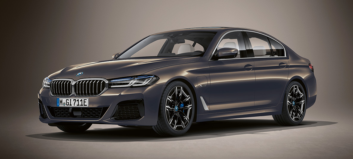 Individual-lackering BMW 5-serie Sedan G30 BMW 5-serie Sedan Individual G30 Facelift 2020 Phytonicblå sedd snett framifrån parkerad