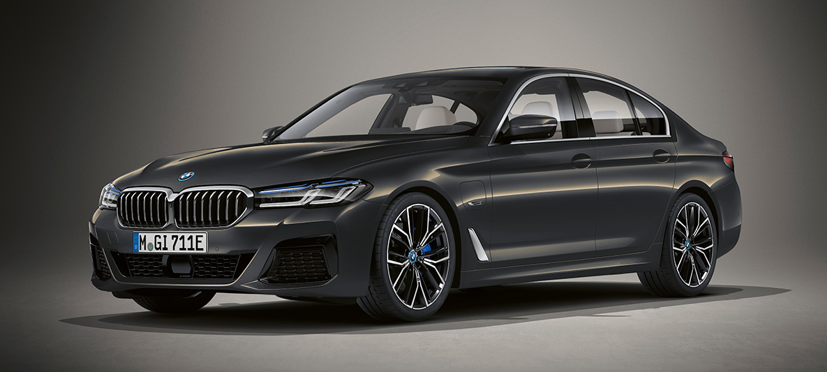 Individual-lackering BMW 5-serie Sedan G30 BMW 5-serie Sedan Individual G30 Facelift 2020 Phytonicblå sedd snett framifrån parkerad