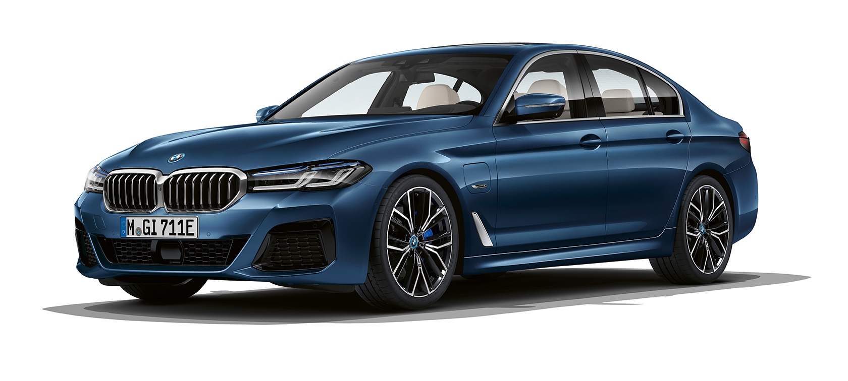 BMW 5-serie Sedan G30 parkerad BMW 5-serie Sedan G30 Facelift 2020 sedd snett framifrån parkerad