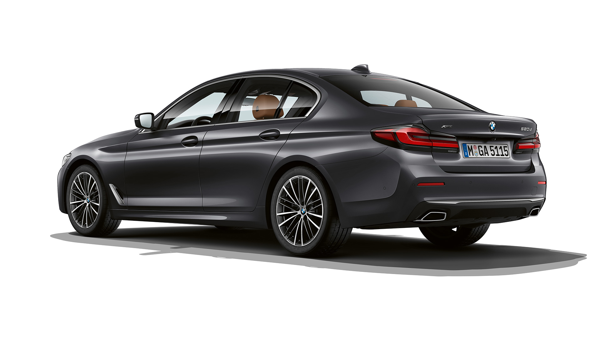 BMW 5-serie Sedan G30 Standardutrustning Bakparti BMW 5-serie Sedan 540i Sedan G30 2020 Standardutrustning i Sofistogrå, sedd snett bakifrån