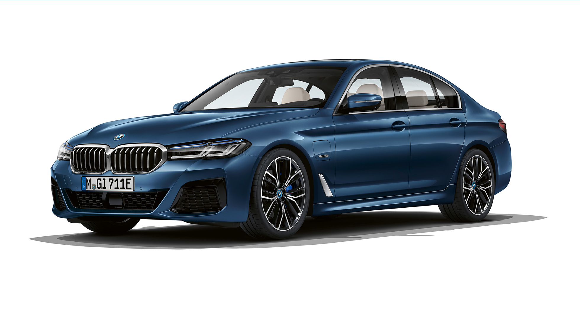 BMW-serie Sedan Plug-in hybrid M sportpaket Front BMW 5-serie Sedan 540d G30 2020 M sportpaket i Alpinvit, sedd snett framifrån