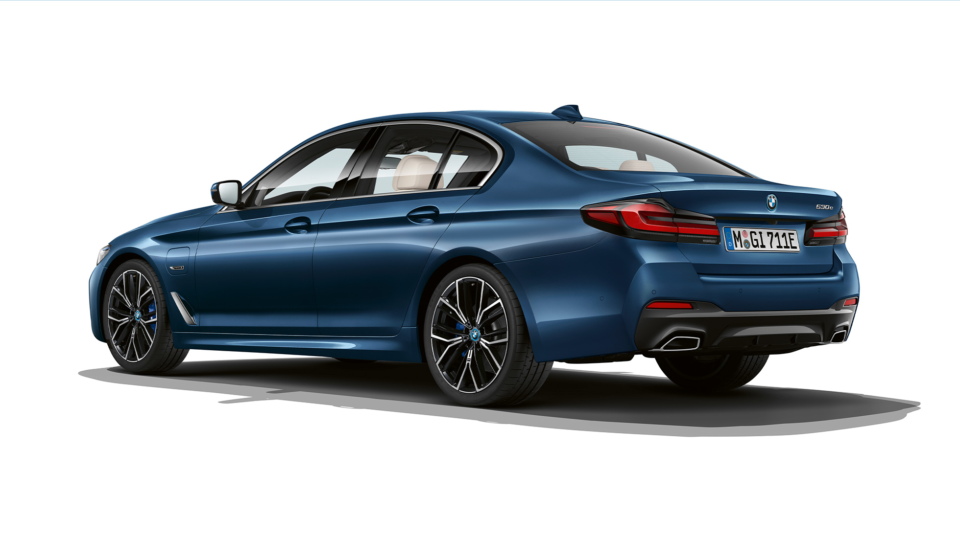 BMW-serie Sedan Plug-in hybrid M sportpaket Bakparti BMW 5-serie Sedan 520d G30 2020 M sportpaket i Alpinvit, sedd snett bakifrån