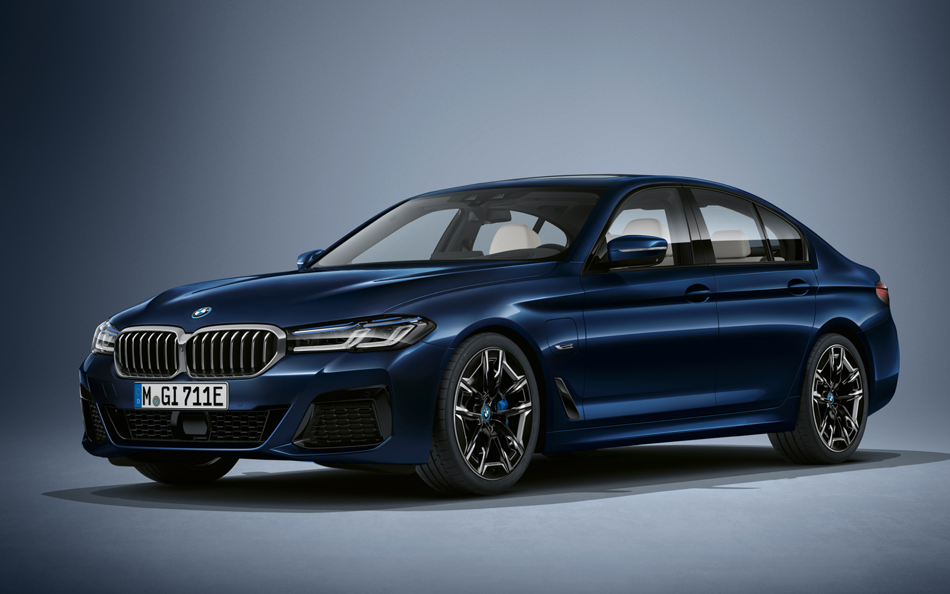 BMW 5-serie Sedan G30 LCI i BMW Individual Tansanitblå metallic BMW 5-serie Sedan Individual G30 modellomarbetning 2020 sedd snett framifrån stillastående i BMW Individual Tansanitblå metallic