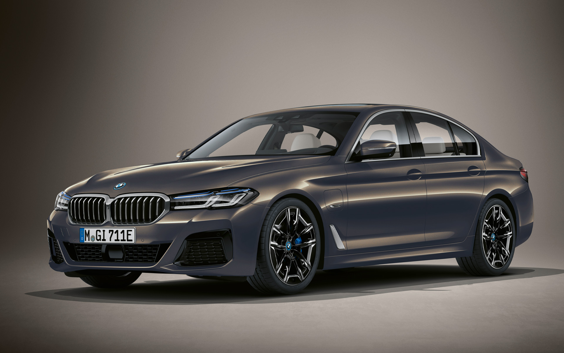BMW 5-serie Sedan G30 LCI i BMW Individual Alvitgrå metallic BMW 5-serie Sedan Individual G30 modellomarbetning 2020 sedd snett framifrån stillastående i BMW Individual Alvitgrå metallic