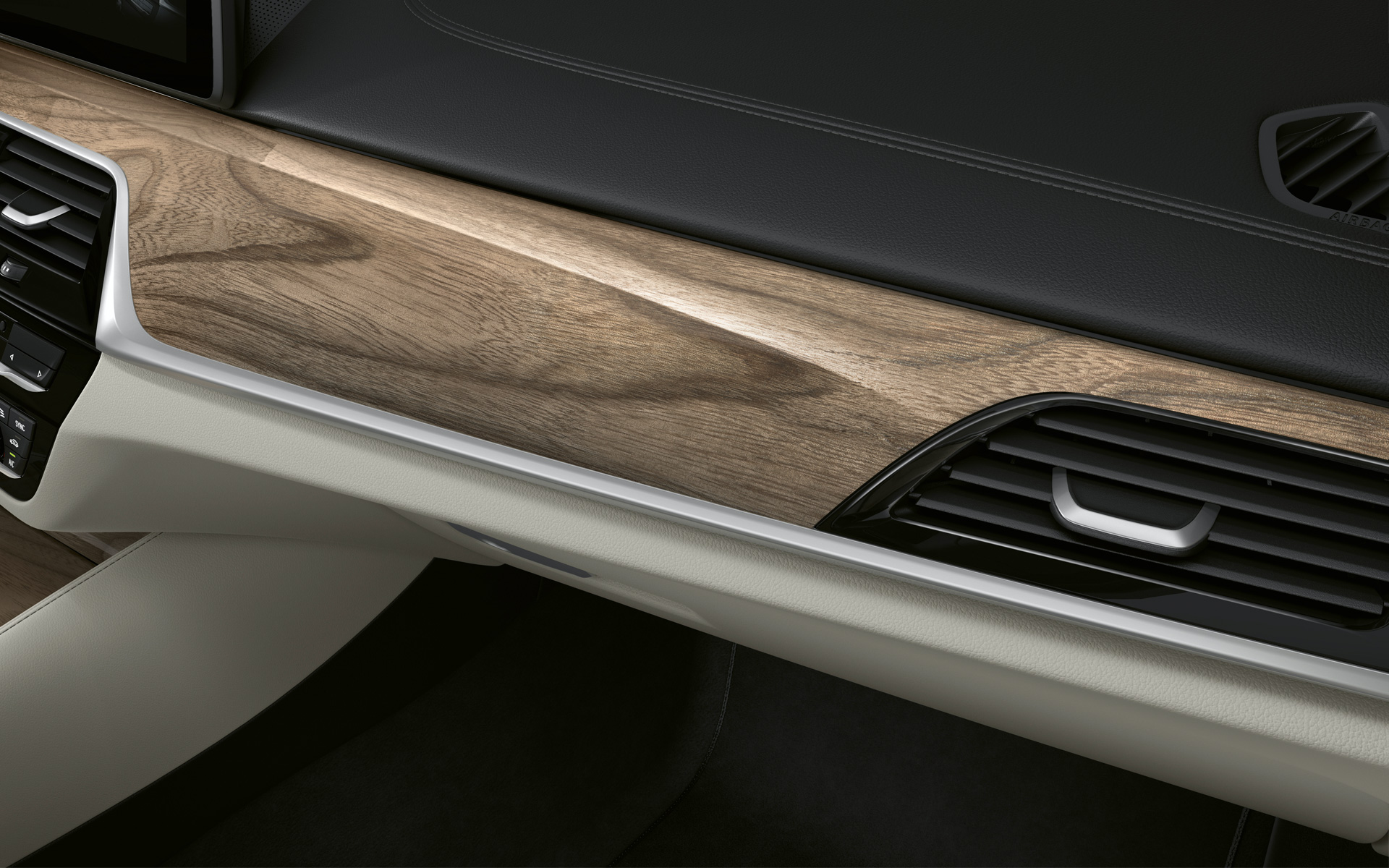 BMW 5-serie Sedan G30 modellomarbetning 2020 förarplats i detalj BMW Individual interiörlister ädelträutförande Japansk Körsbär Ljusbrun BMW 5-serie Sedan G30 modellomarbetning 2020 förarplats i detalj BMW Individual interiörlister ädelträutförande Japansk Körsbär Ljusbrun