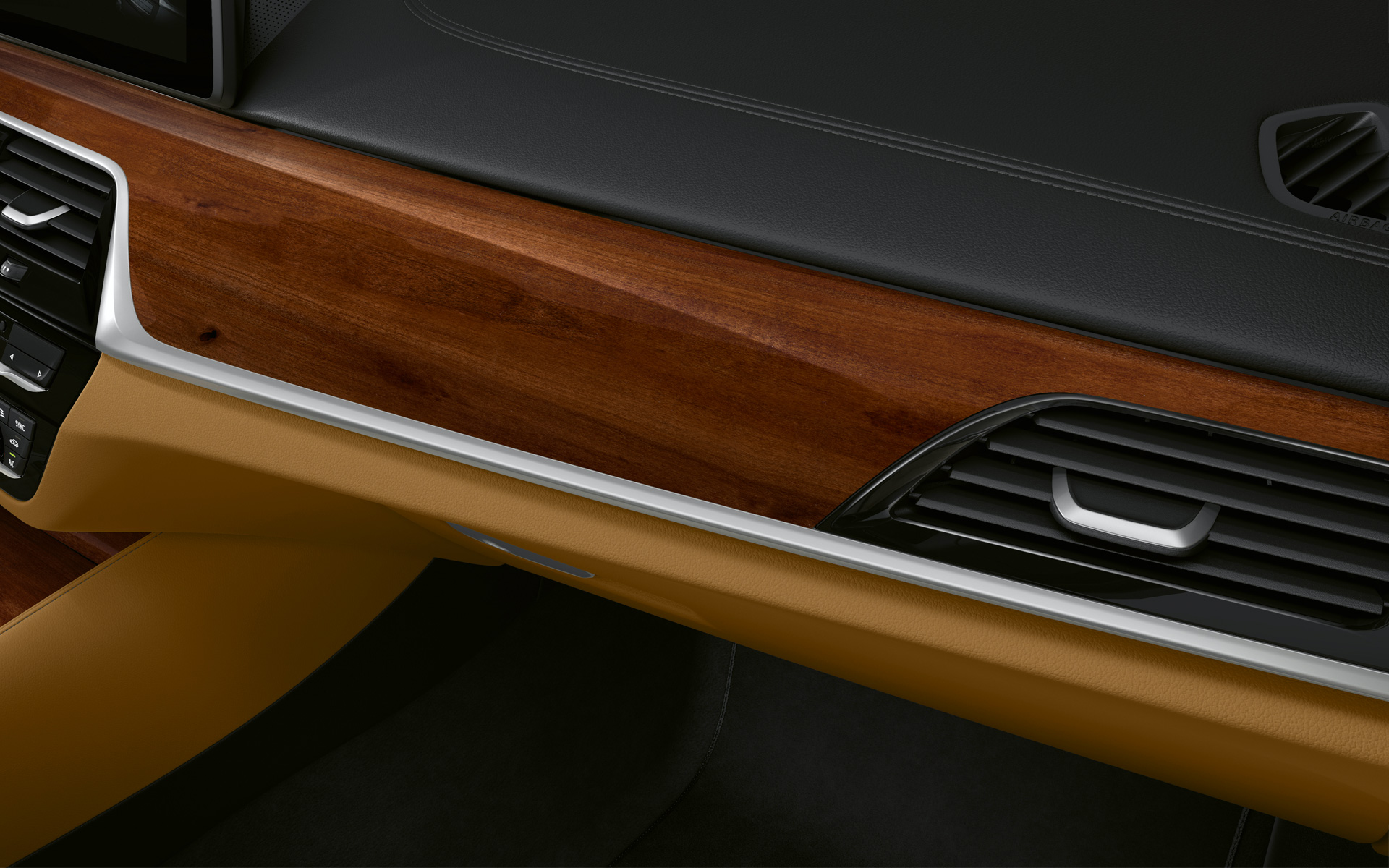 BMW 5-serie Sedan G30 LCI förarplats i detalj interiörlist BMW Individual ädelträutförande Plommon brun högglans med accentlist Pärlglans krom BMW 5-serie Sedan G30 modellomarbetning 2020 förarplats i detalj interiörlist BMW Individual ädelträutförande Plommon brun högglans med accentlist Pärlglans krom