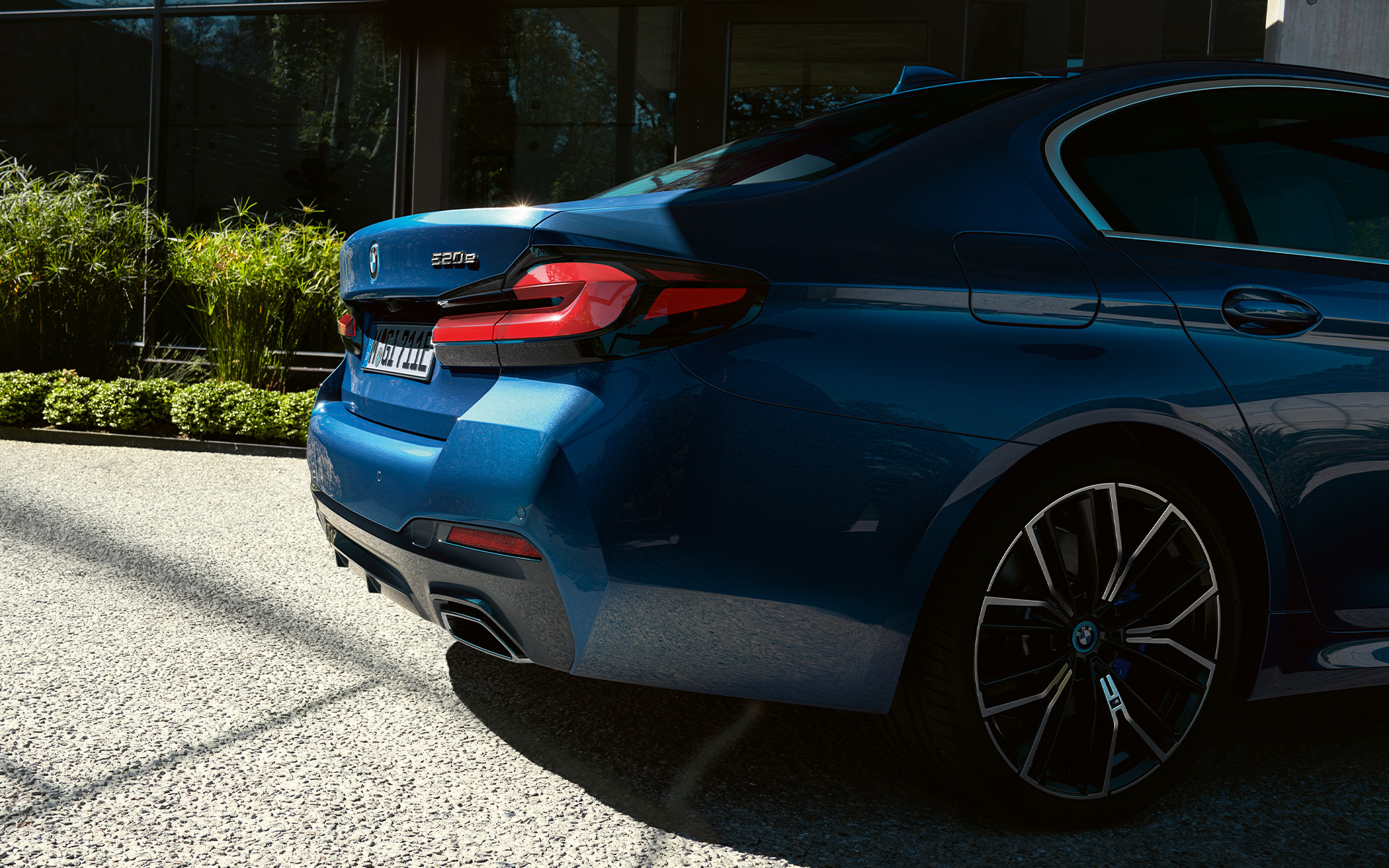 Bakspoiler BMW 5-serie Sedan G30 Friformsändrör BMW 5-serie Sedan G30 Facelift 2020 Phytonicblå närbild bakparti