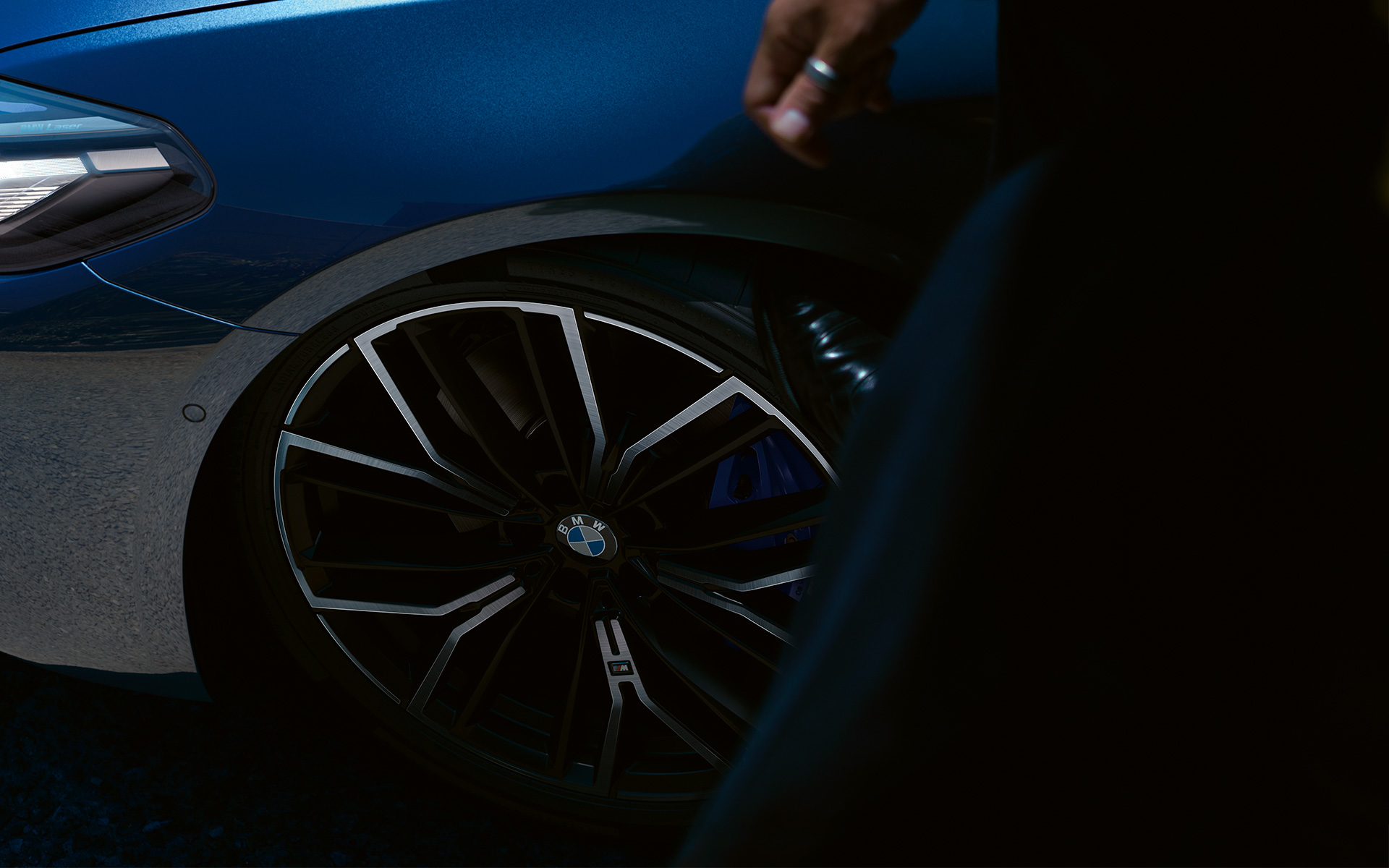 M lättmetallfälg Y-eker 846 M Bicolor BMW 5-serie Sedan G30 M lättmetallfälg Y 846 M BMW 5-serie Sedan G30 Facelift 2020 Phytonicblå närbild
