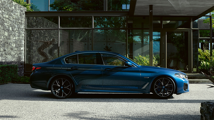 Exteriör BMW 5-serie Sedan G30 BMW 5-serie Sedan G30 Facelift 2020 Phytonicblå sedd från sidan parkerandes