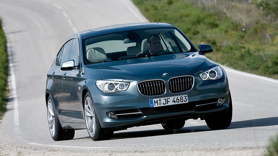 BMW 5-serien Gran Turismo (F07) snett framifrån körandes BMW 5-serien Gran Turismo (F07) snett framifrån körandes