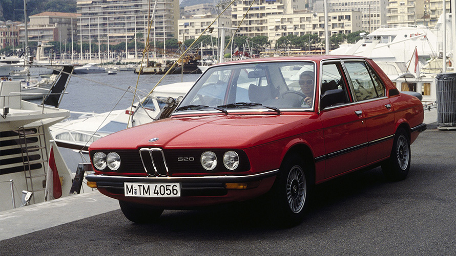 BMW 520 (E12) snett framifrån parkerad BMW 520 (E12) snett framifrån parkerad