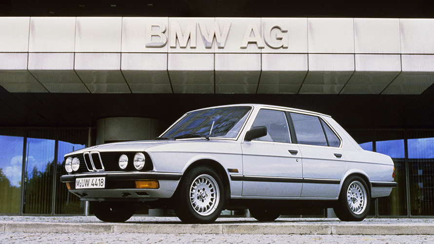 BMW 5-serien Sedan (E28) snett från sidan parkerad BMW 5-serien Sedan (E28) snett från sidan parkerad