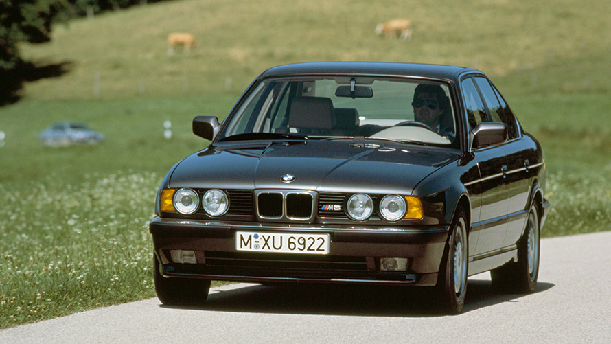 BMW M Sedan (E34) snett framifrån körandes BMW M Sedan (E34) snett framifrån körandes