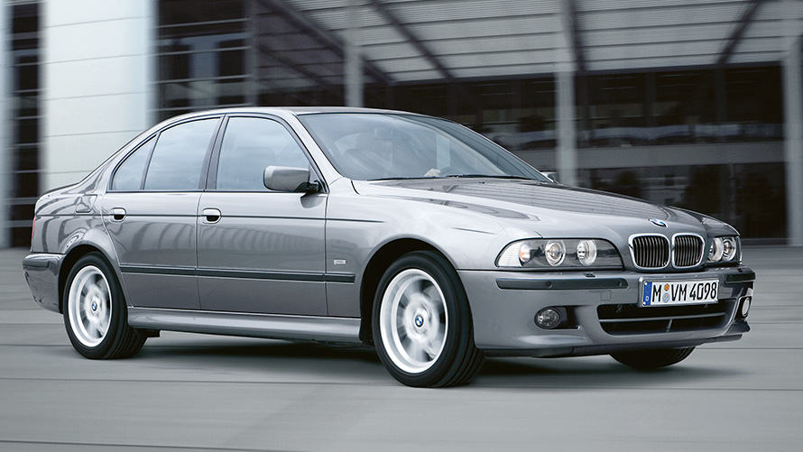 BMW 5-serien Sedan (E39) snett från sidan parkerad BMW 5-serien Sedan (E39) snett från sidan parkerad