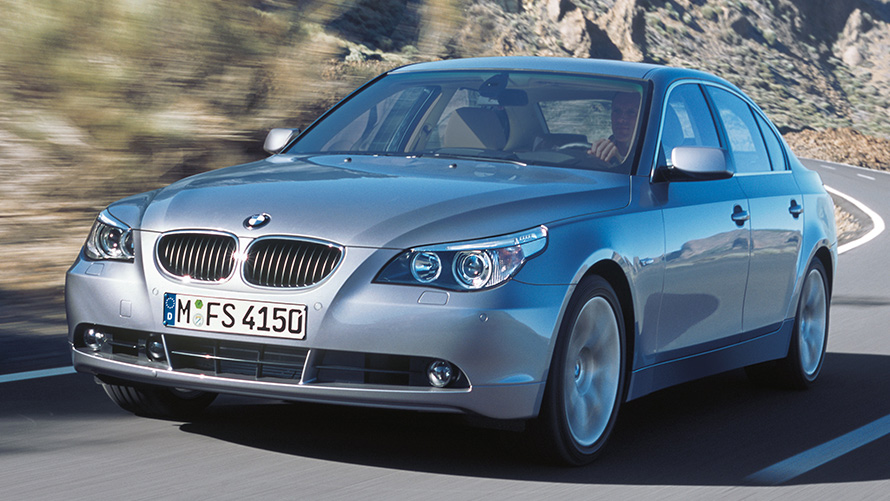 BMW 5-serien Sedan (E60) snett framifrån körandes BMW 5-serien Sedan (E60) snett framifrån körandes