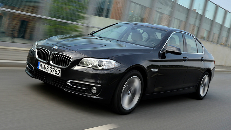 BMW 518d Sedan (F10 LCI) snett framifrån körandes BMW 518d Sedan (F10 LCI) snett framifrån körandes