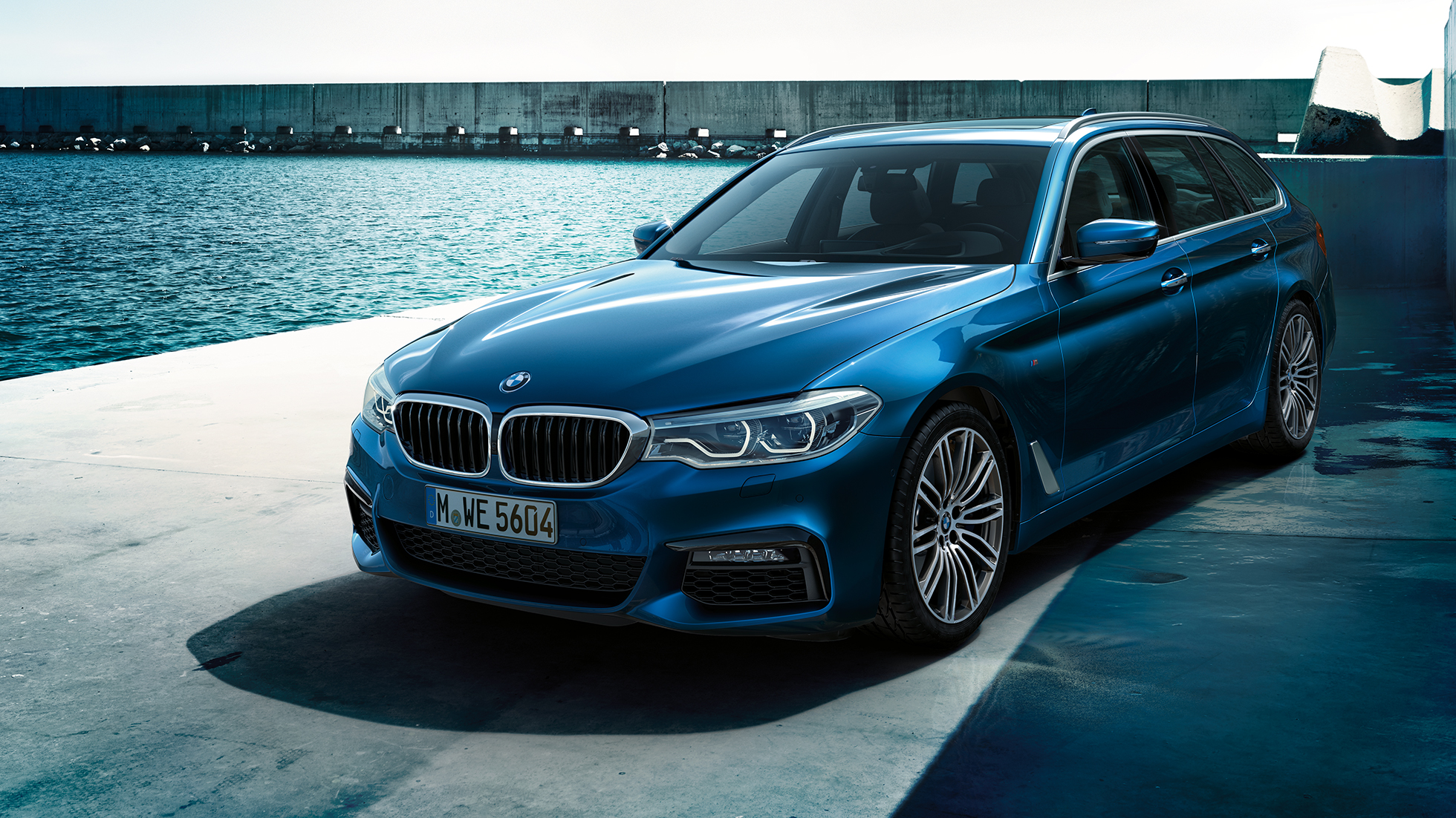 Design BMW 5-serie Touring BMW 5-serie Touring 530d xDrive Touring G31 Mediterranean Blue metallic trefjärdedelsvy framifrån